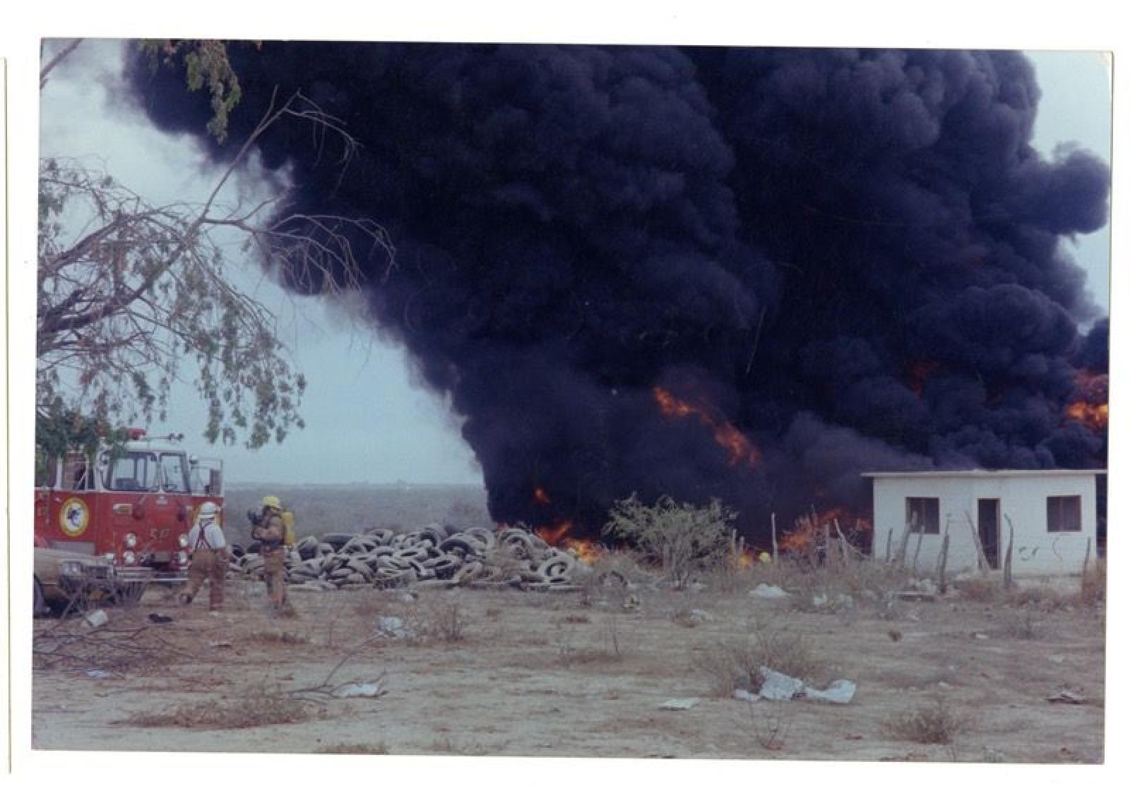 Cuerpo de Bomberos apagando incendio de llantas.