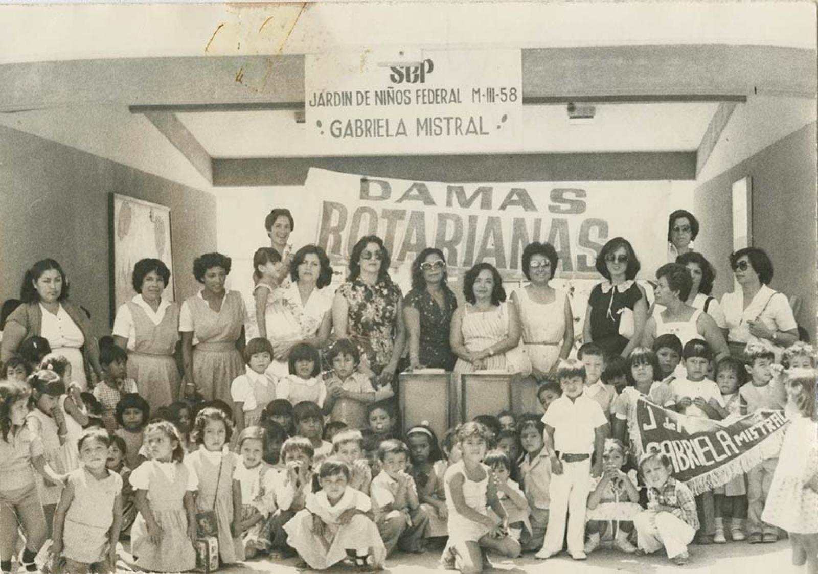 Damas Rotarianas, educadoras y alumnos del jardín de niños Gabriela Mistral.