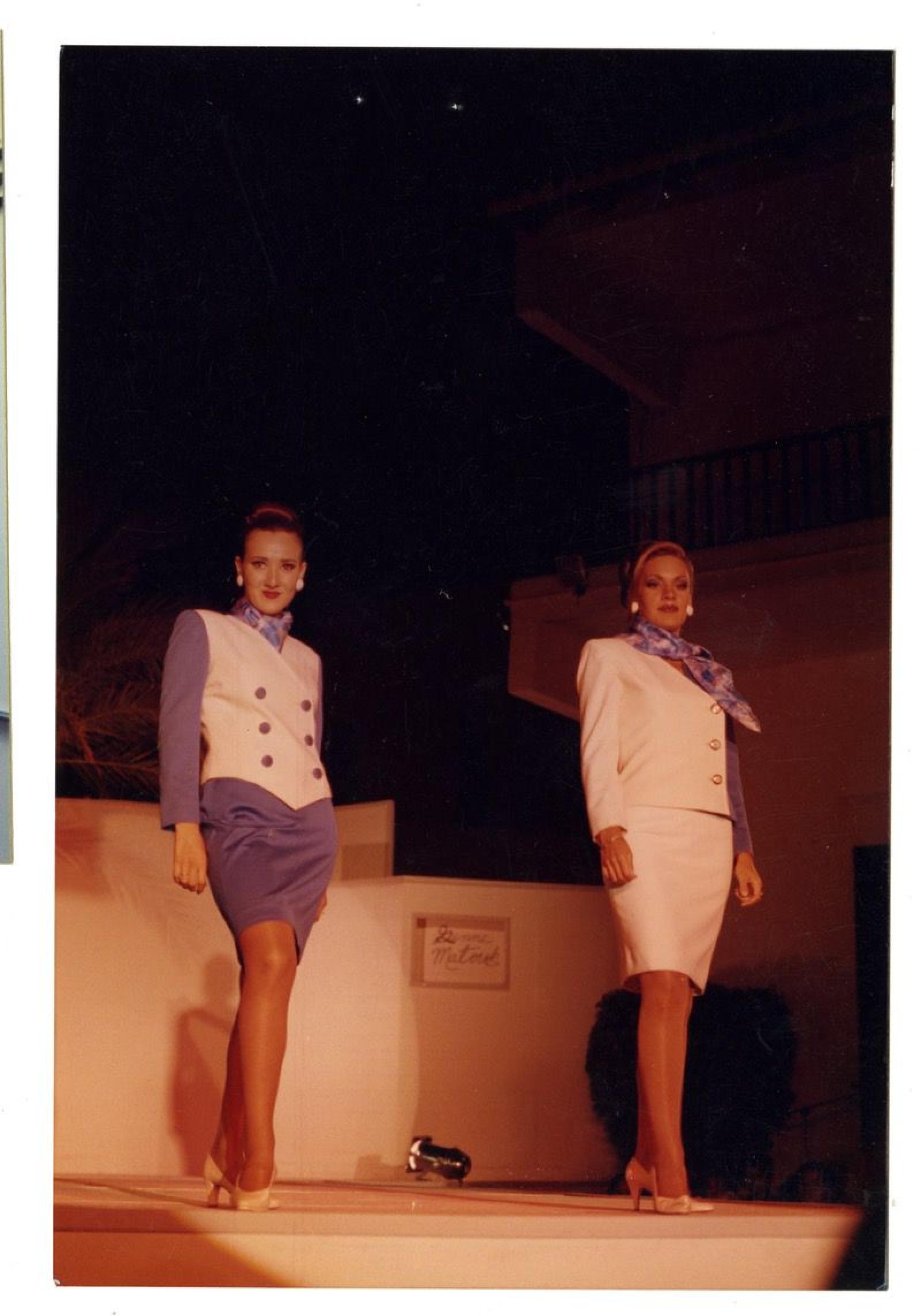 Daniela Castro y Laura Elena Mora Reséndiz en pasarela.