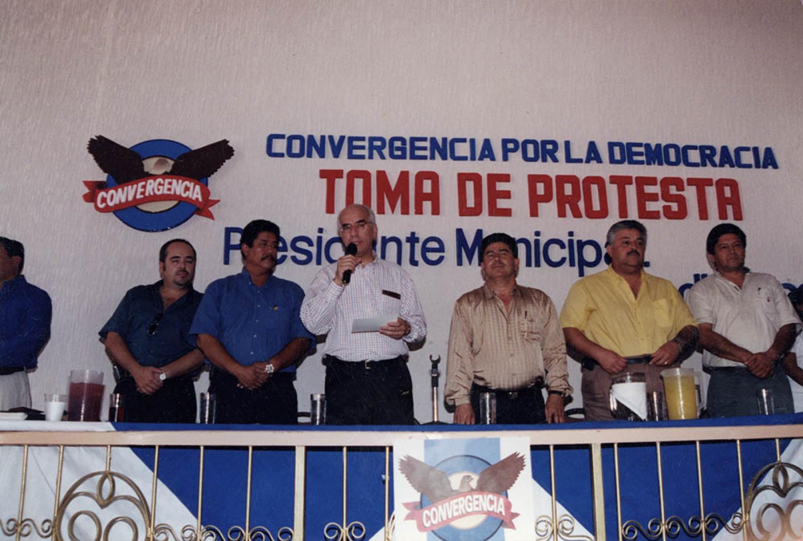 Dante Alfonso Delgado y miembros del partido Convergencia, en estrado.