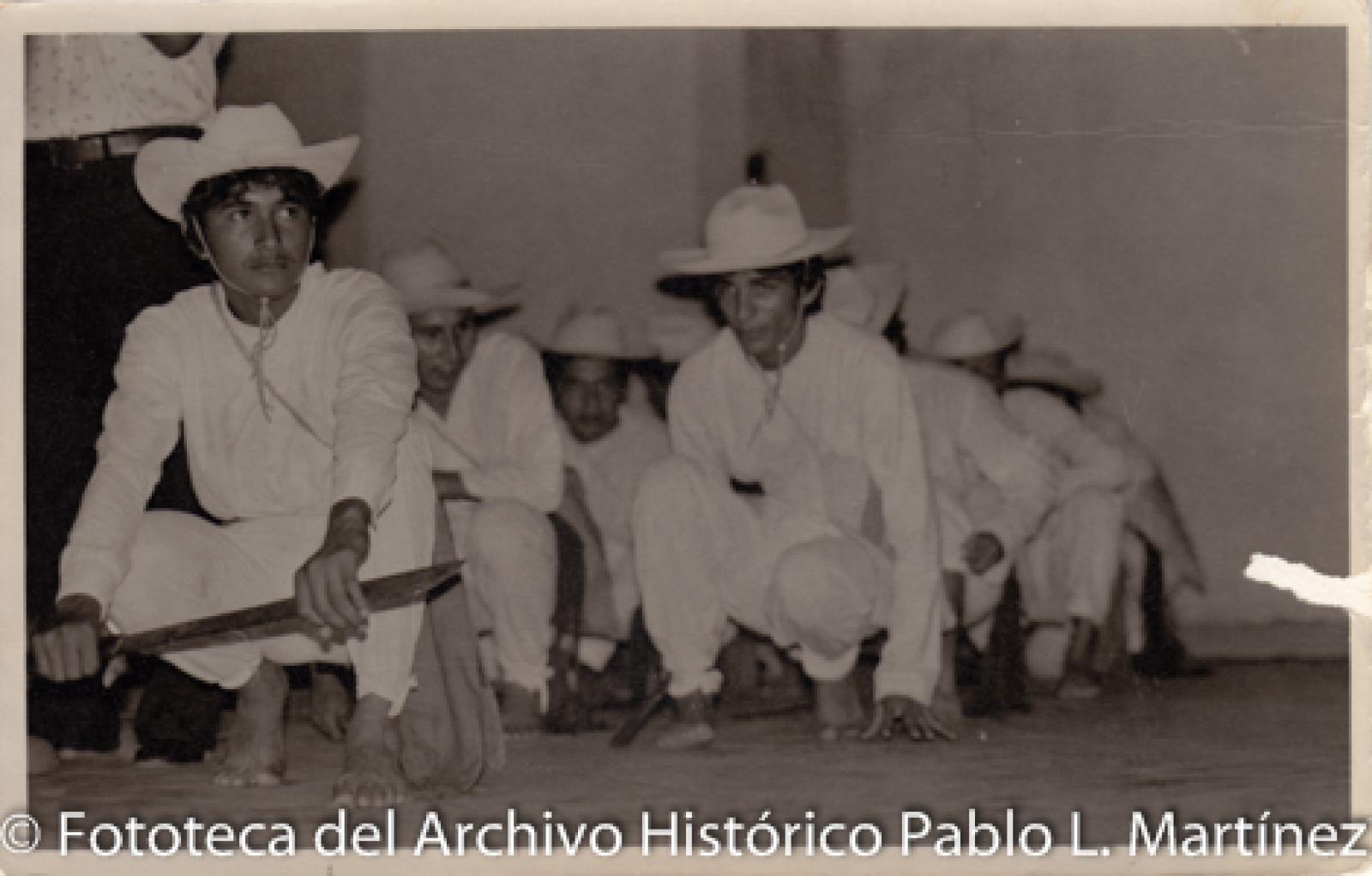 Danza, con machetes.