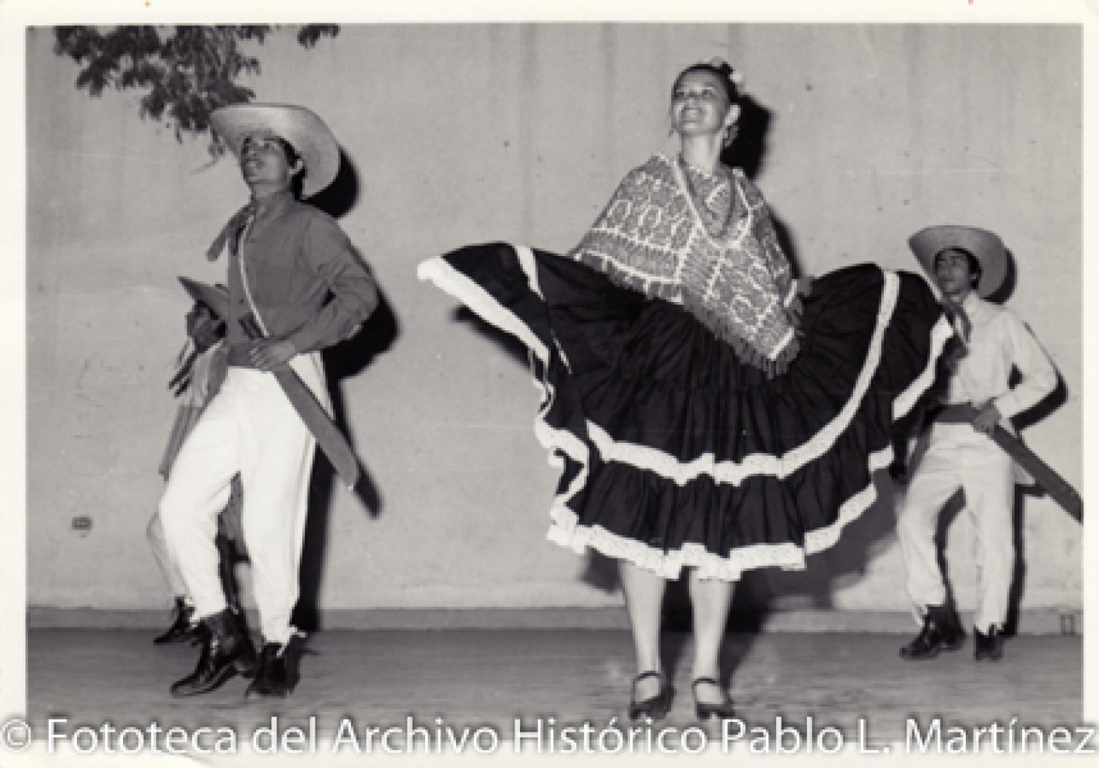 Danza folklórica, con machete.