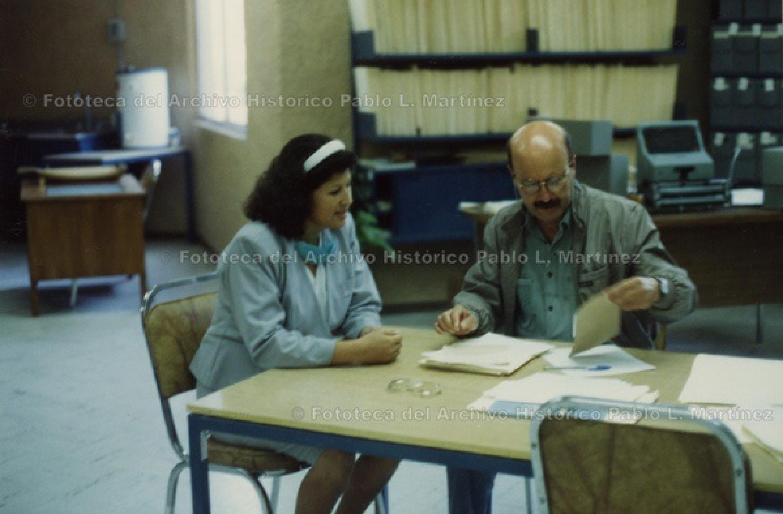 “David Píñera y Blanca Estela Moyrón, en el interior del archivo histórico.”