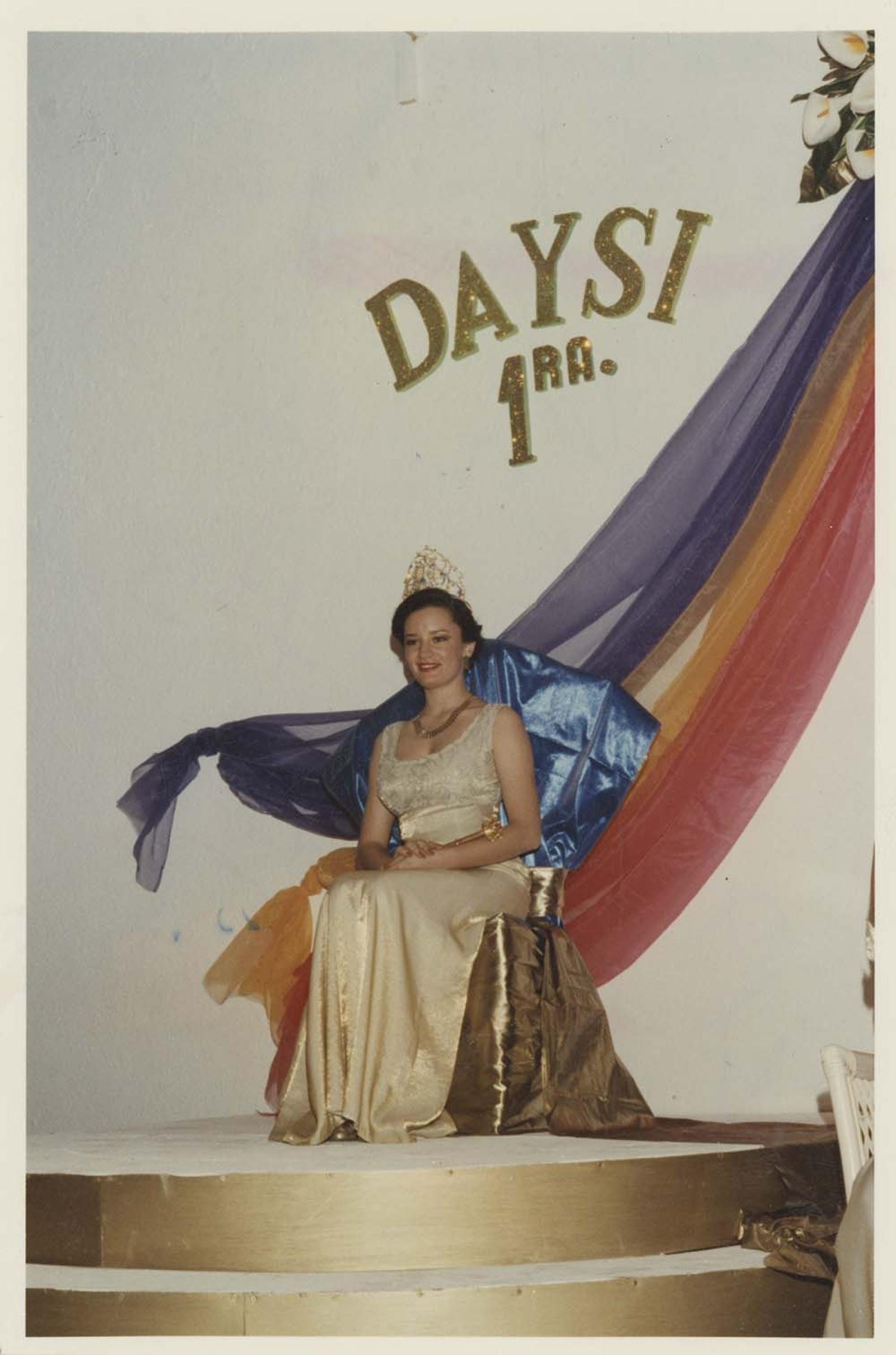 “Daysi I, Reina de los Juegos Florales”.