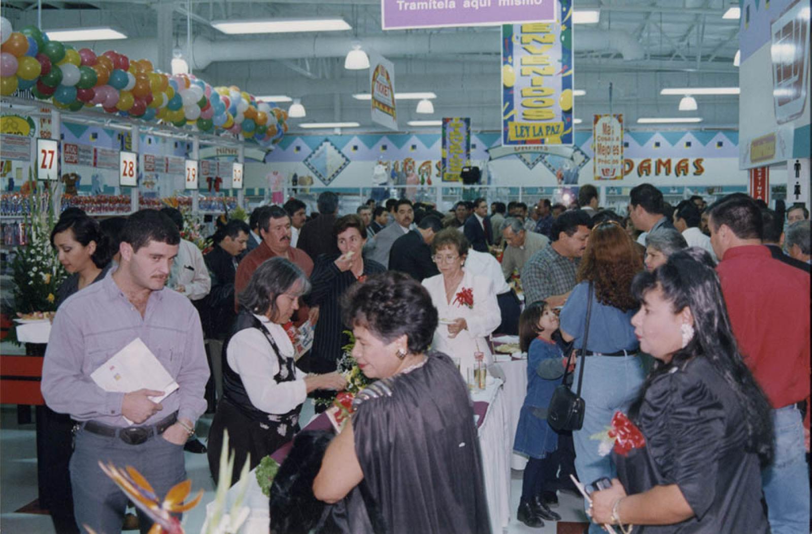 Degustación de alimentos, en interior de Casa Ley.