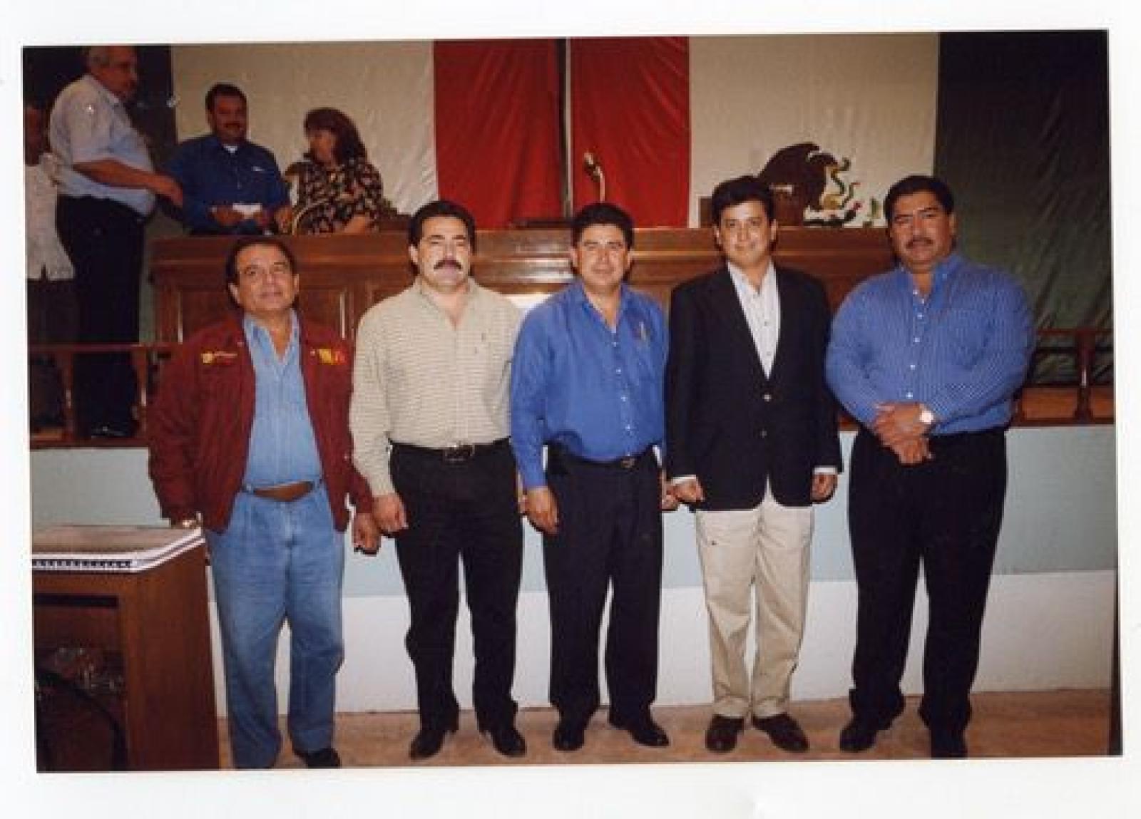 Del P.R.D. el Lic. Javier Gallo Reyna, del P.R.I. el C. Juan Sánchez Ortiz, del P.A.N. el Ing. Sebastián Romo Carrillo y del P.T. el C. Cesar Uscanga Amador, quienes posan con el presidente de la gran comisión Diputado Dr. Benito Murillo Aguilar.