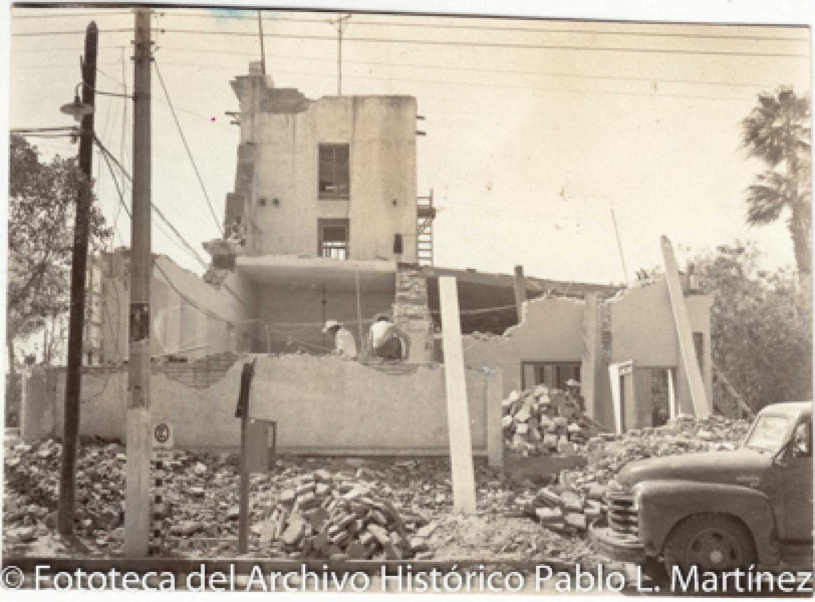 Demolición de antigua Casa de Gobierno ubicado en las calles Madero y 5 de Mayo.