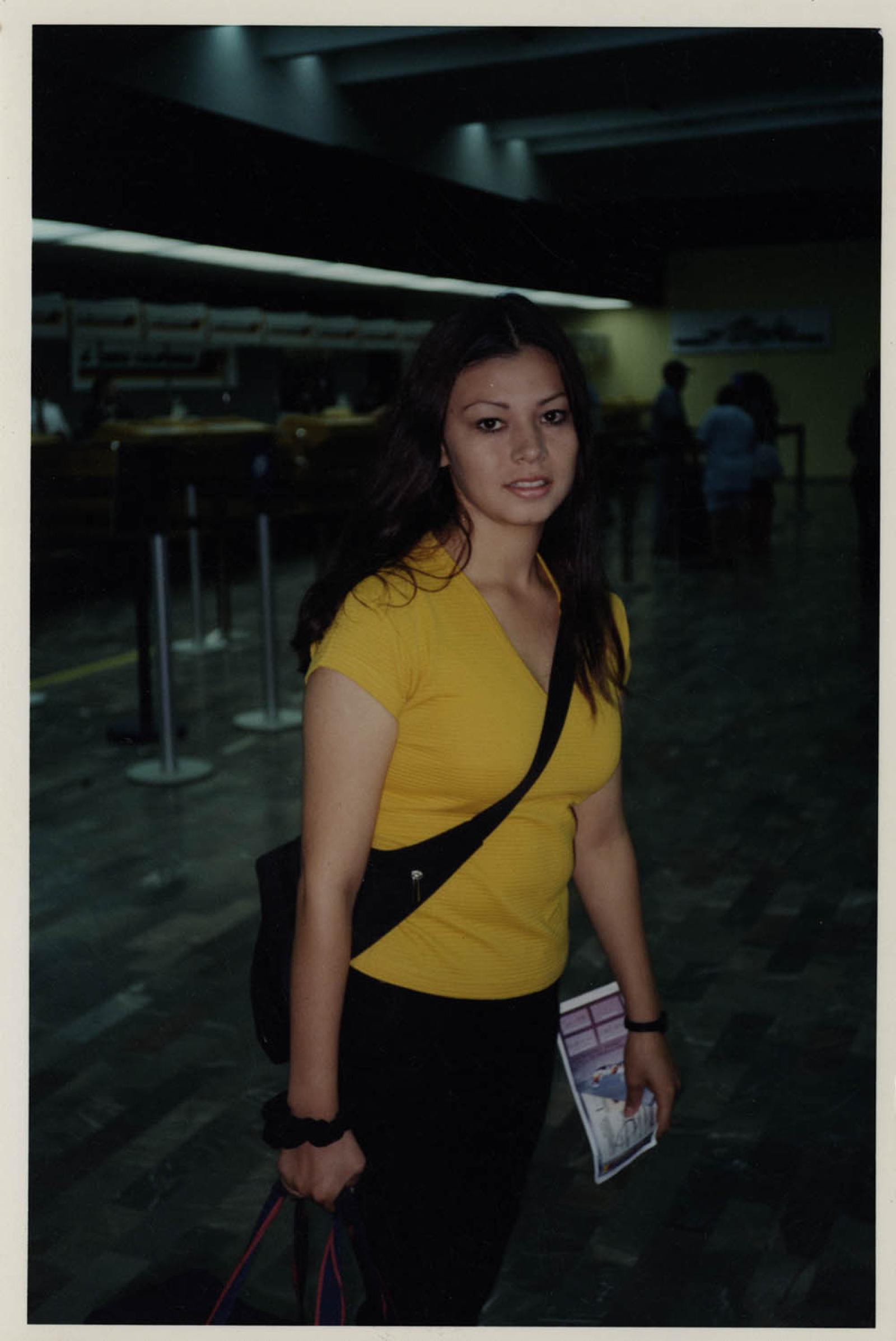 Denisse en el aeropuerto, retrato.