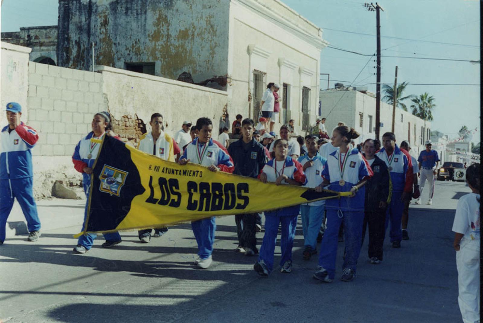 Deportistas cabeños en desfile.