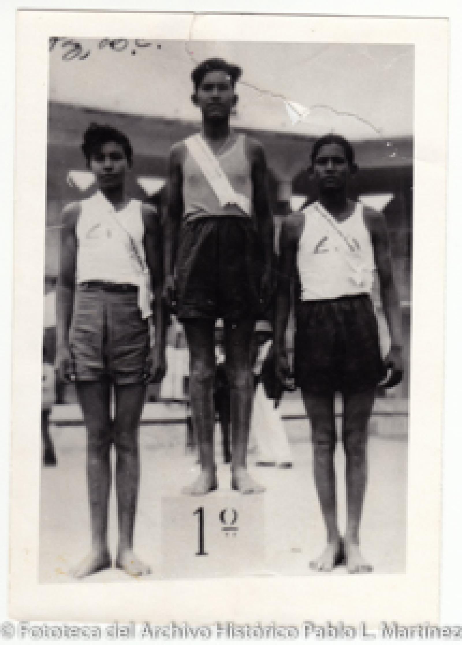 Deportistas descalzos, en pódium.