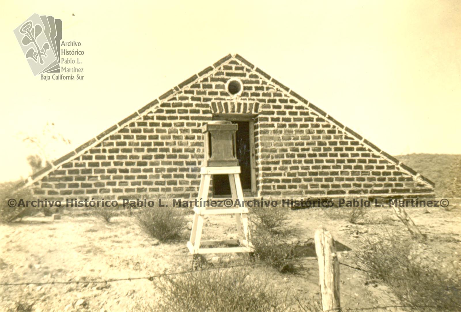 Depósito de agua en Todos Santos, Baja California.