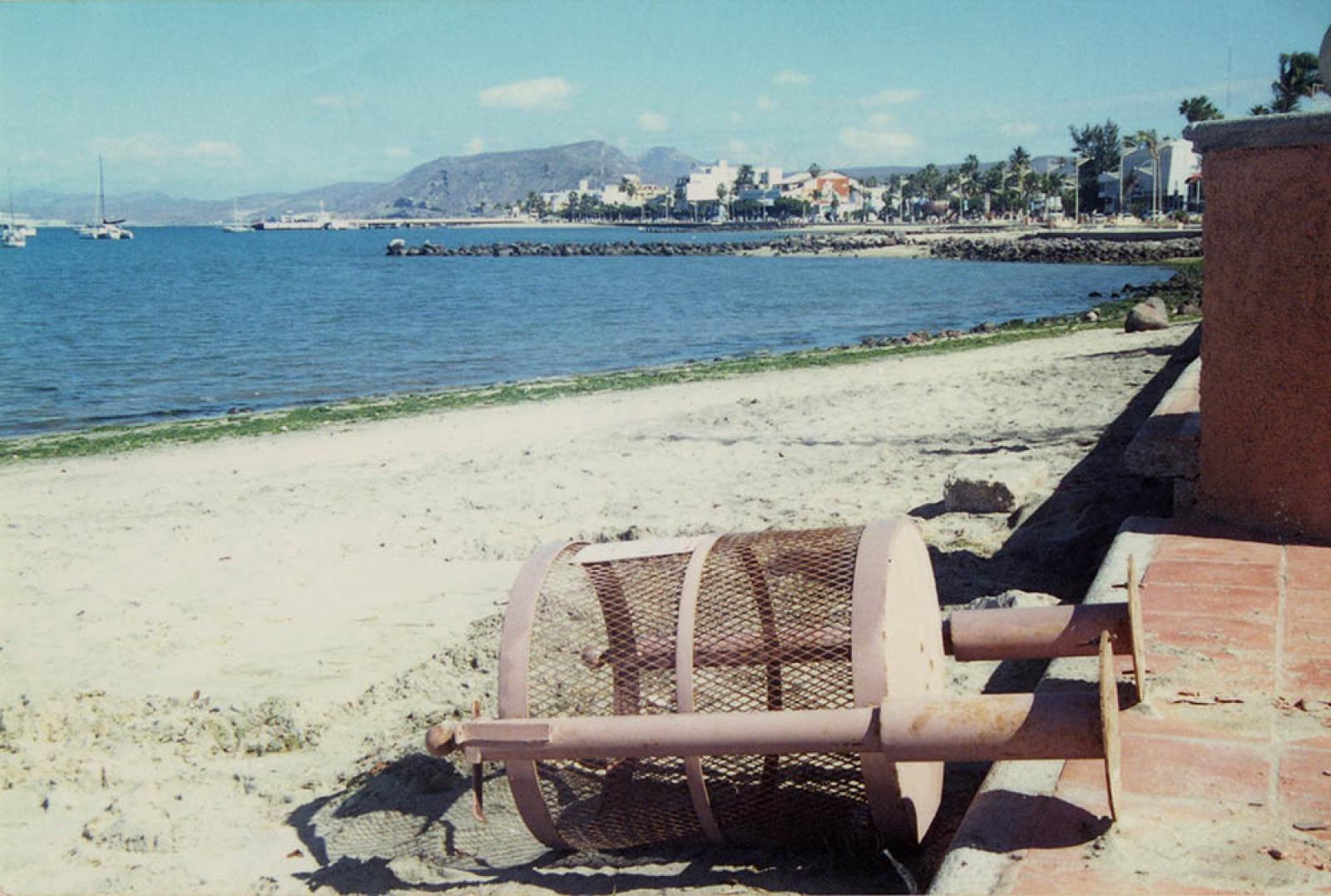 Deposito de basura tirado en malecón de La Paz.