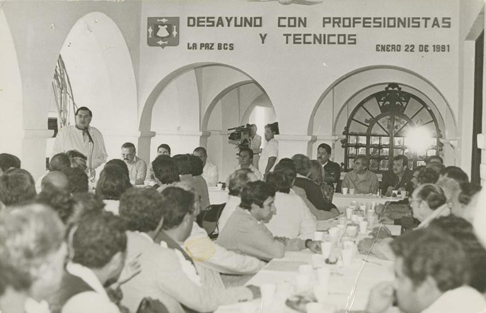 Desayuno con profesionistas y técnicos.