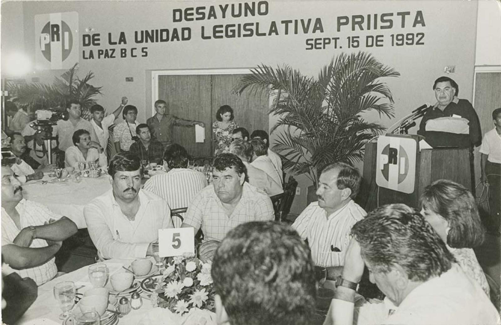 Desayuno de la unidad legislativa priista.
