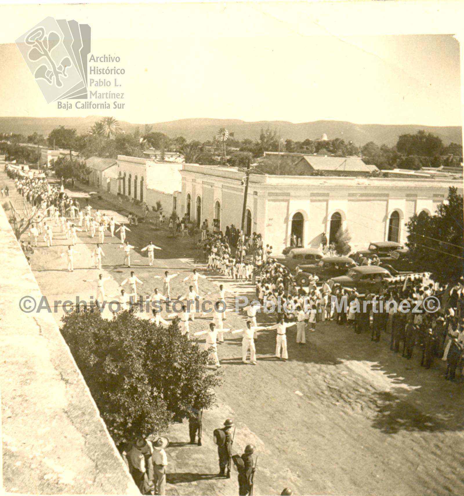 Desfile cívico del 20 de noviembre por la antigua calle segunda.