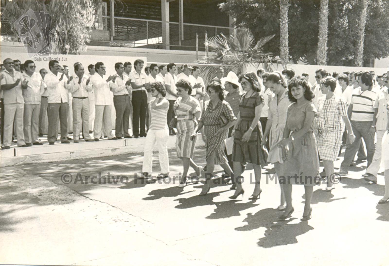 “Desfile de 1 de mayo”.