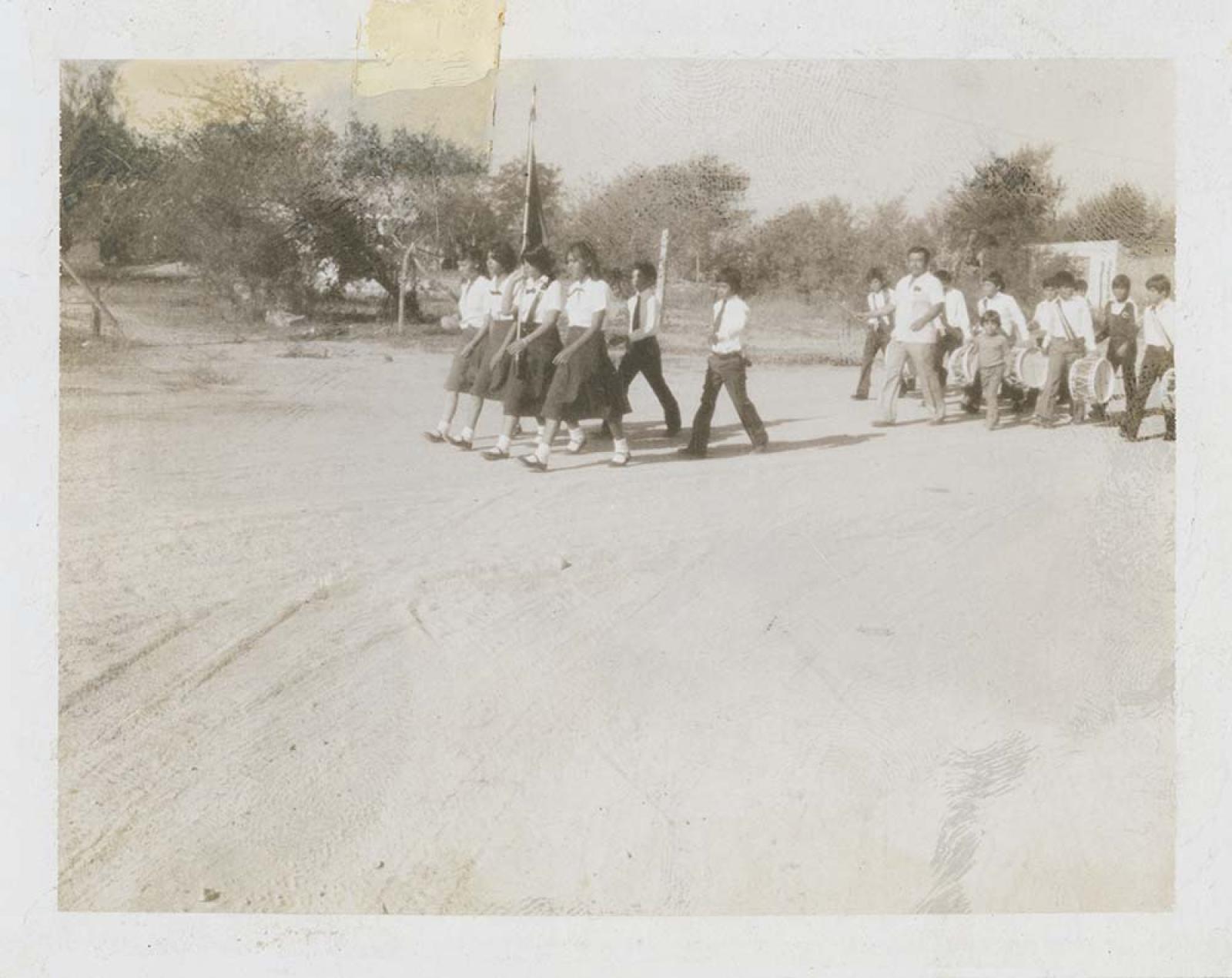 Desfile de alumnos, por calle de El Centenario.