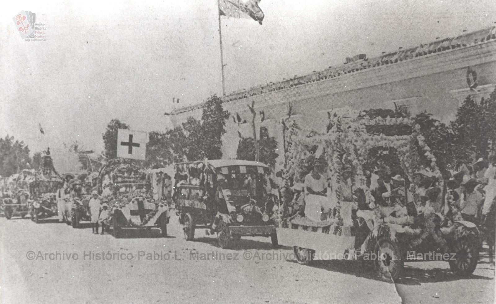 Desfile de carros alegóricos el 16 de septiembre de 1923, en San José del Cabo, Baja California.