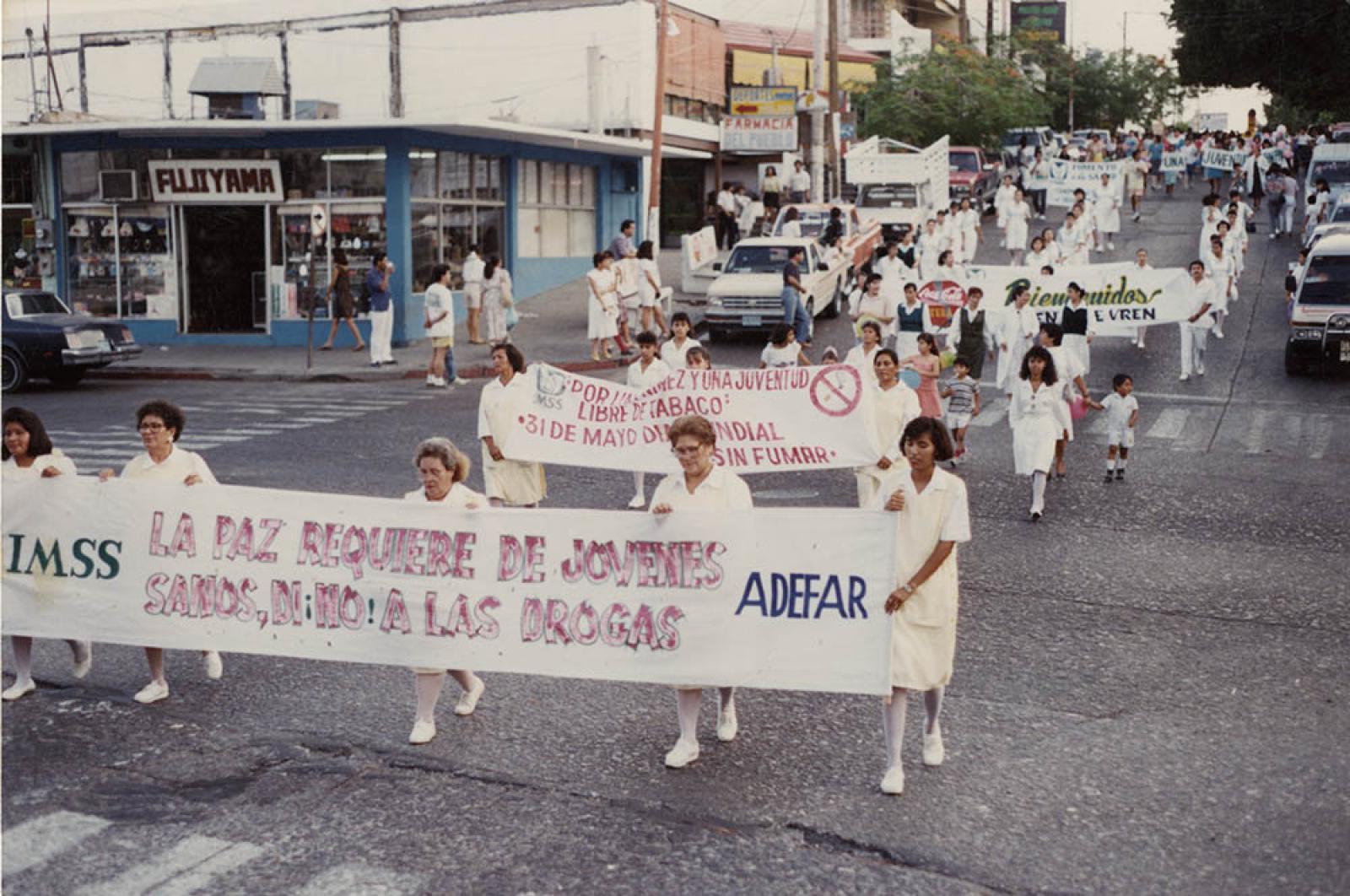 Desfile de enfermeras sobre la calle Revolución de 1910, a la altura de la 16 de Septiembre.