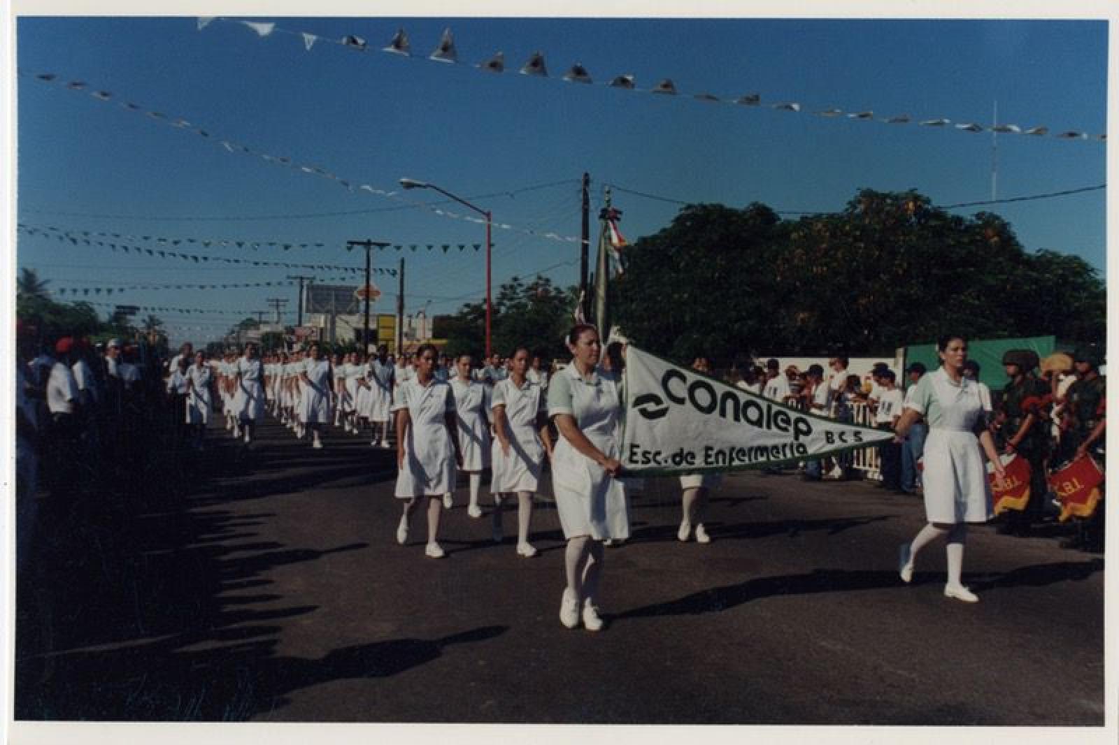 Desfile de estudiantes de la escuela de enfermería.