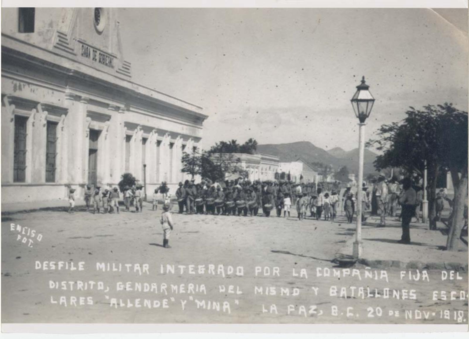 “Desfile de la Compañía Fija del Distrito y batallones escolares”.