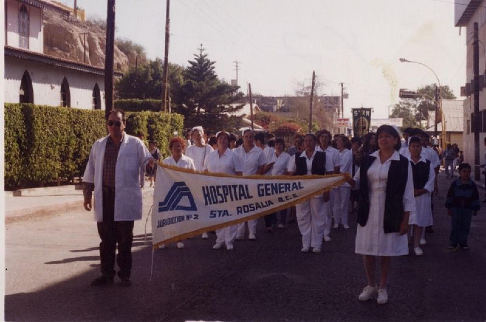 Desfile de médicos y enfermeras, en Mulegé.