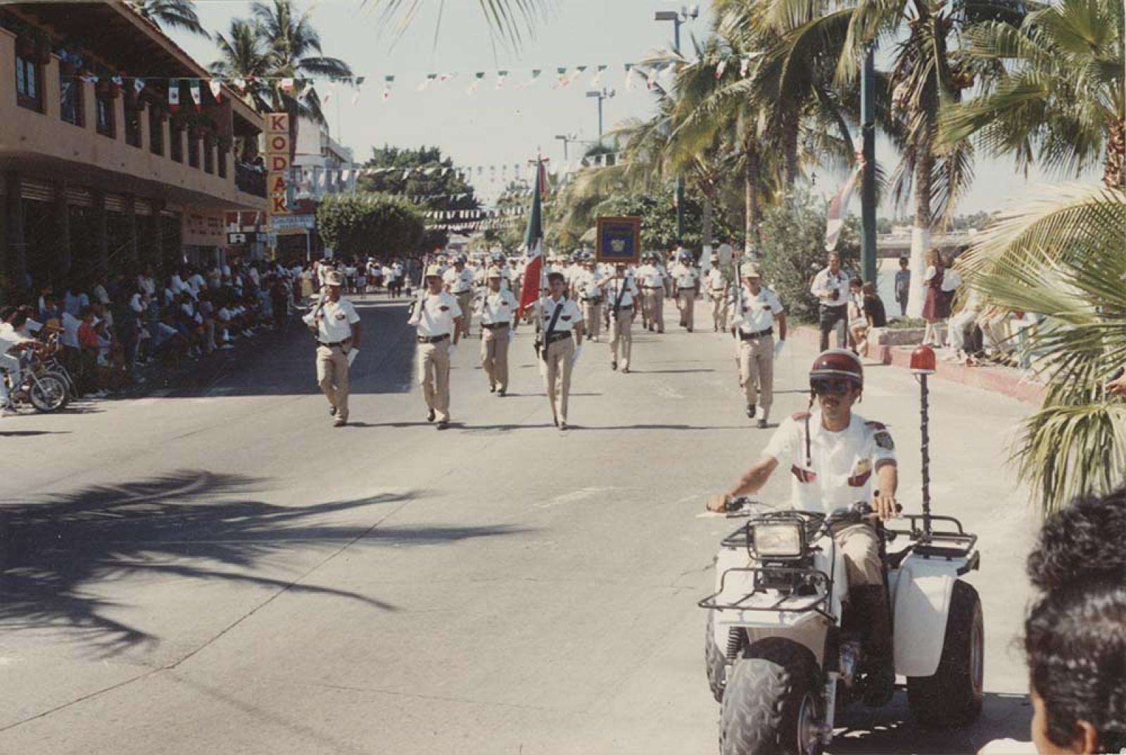 Desfile de policías, en malecón.