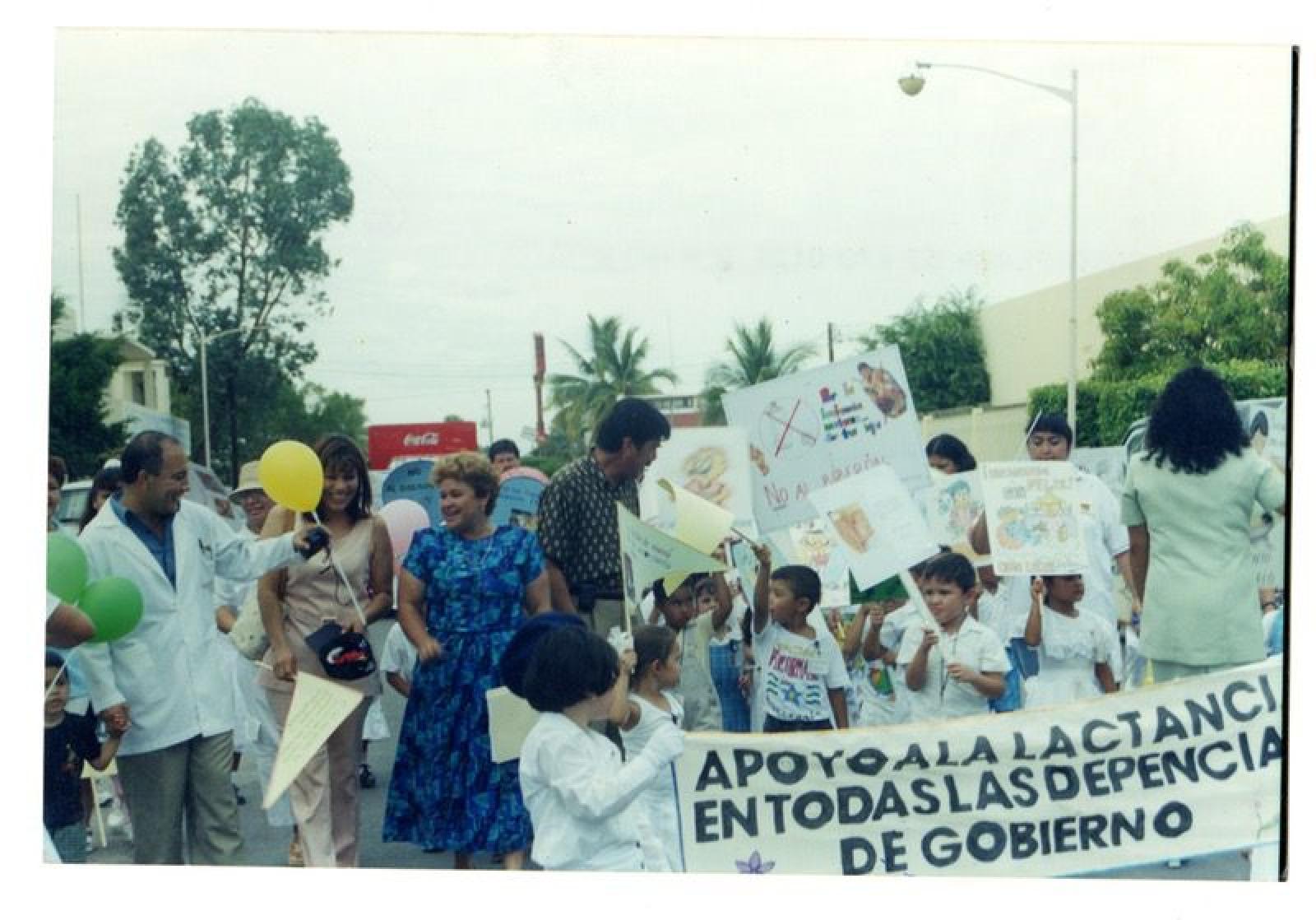 Desfile en apoyo a la lactancia materna.