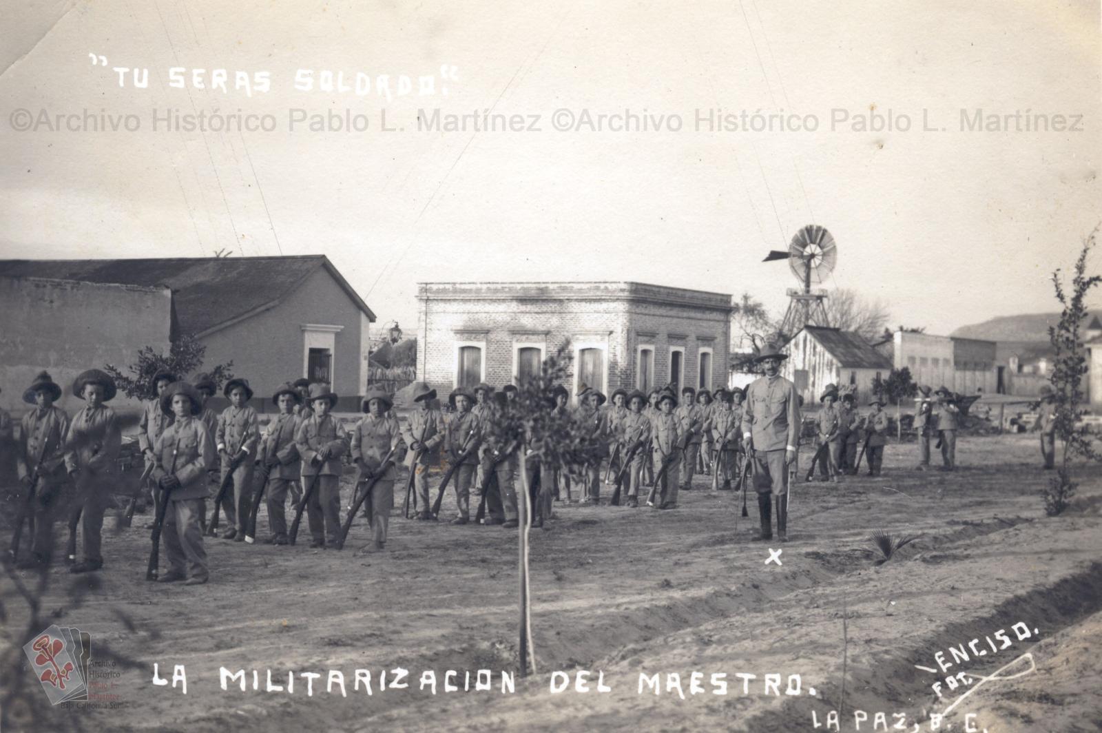 Desfile escolar, la militarización del maestro en Baja California.