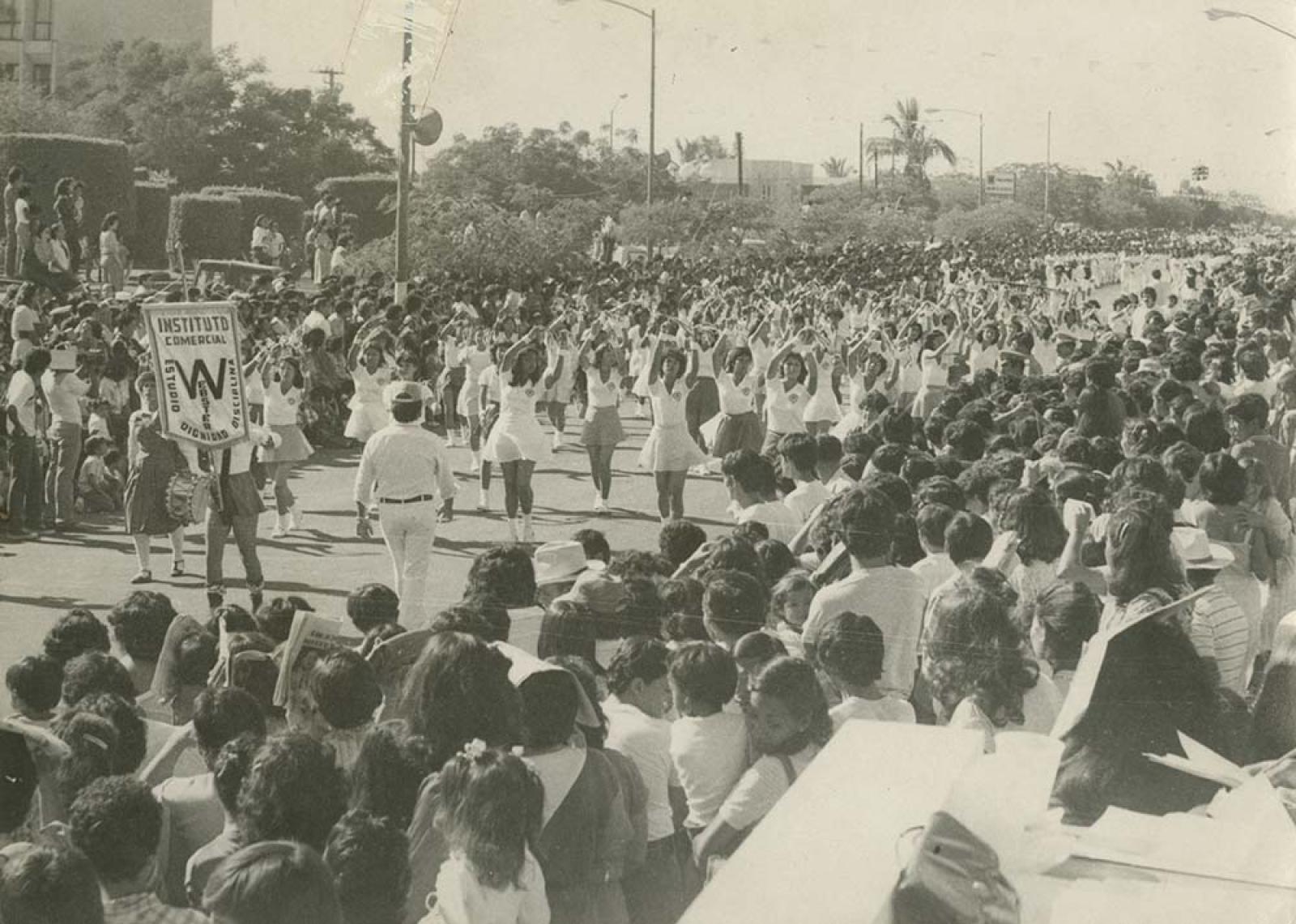 Desfile por la calle Isabel La Católica.