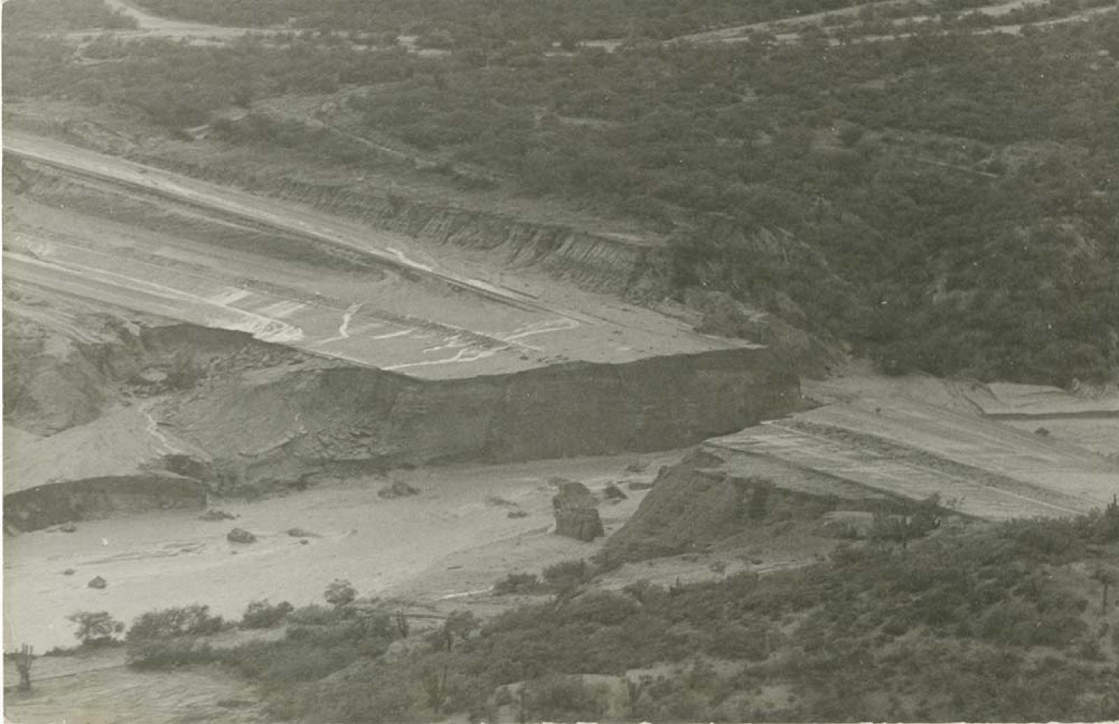 Deslave de carretera por paso de arroyo.