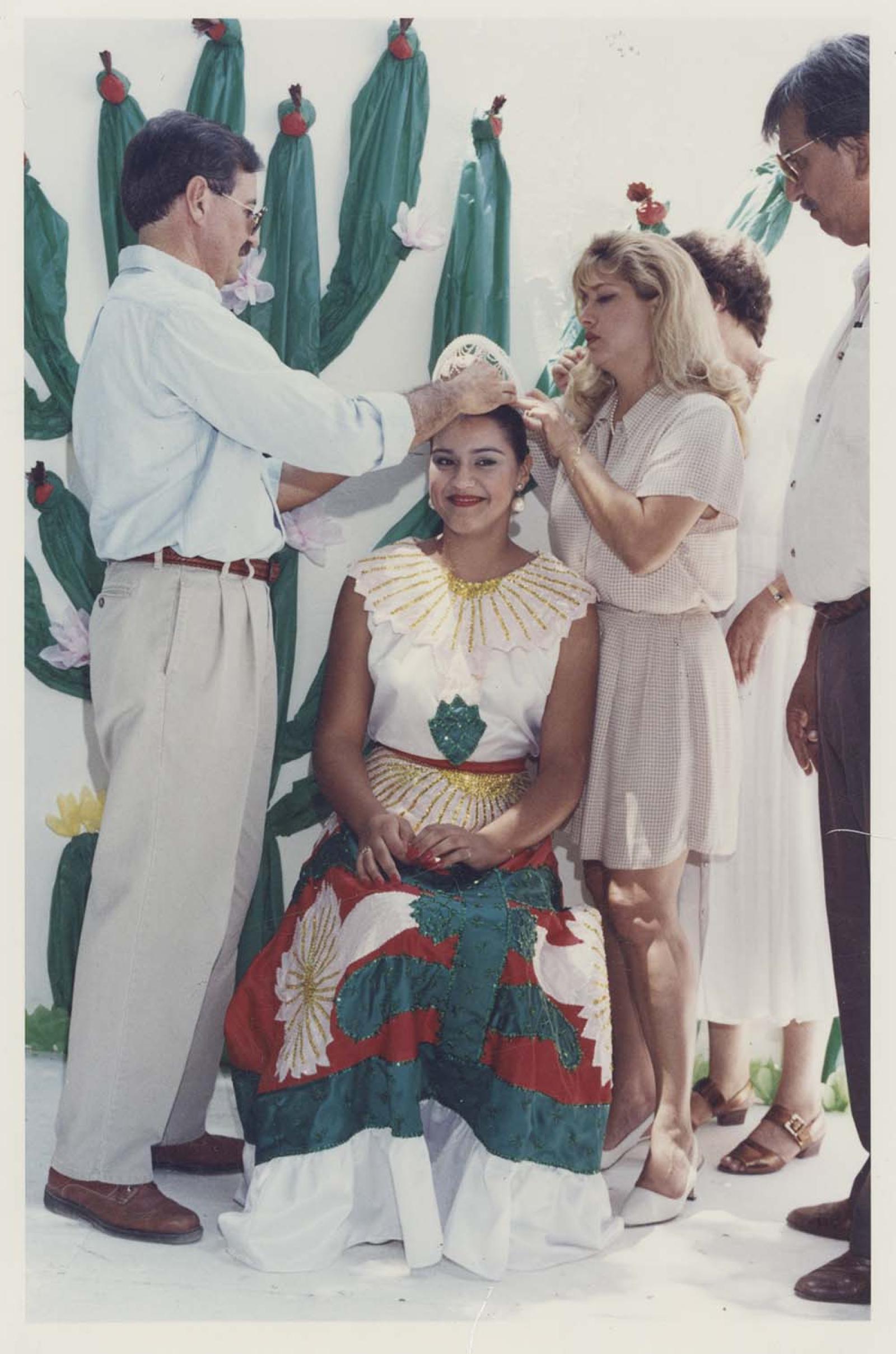 “Diana I es coronada como reina de la Pitahaya por el presidente municipal, Miguel Ángel Olachea y su esposa”.