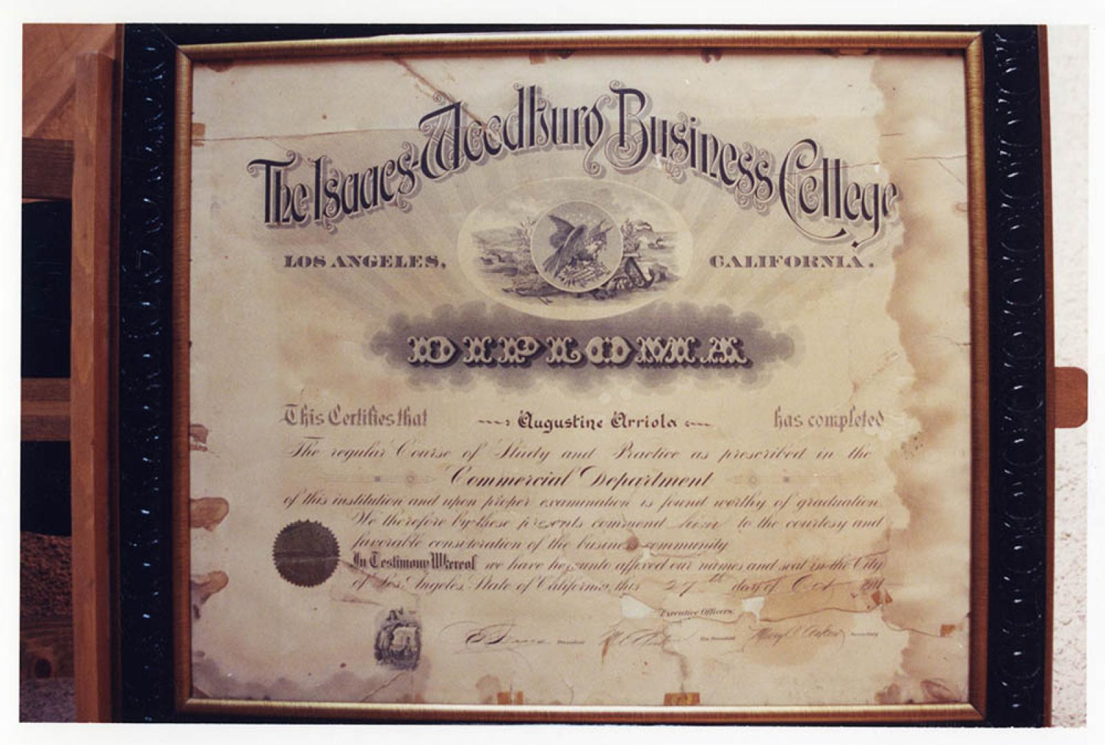 Diploma a Agustín Arriola Hijo por la escuela de Negocios The Isaac M. de Los Ángeles California.