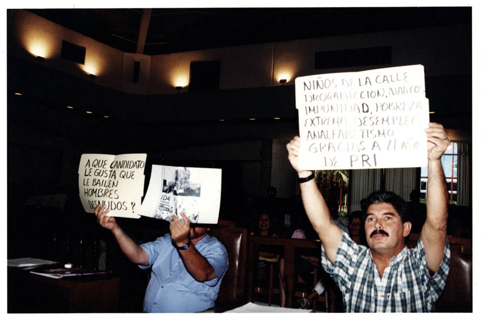 Diputados se manifiestan con pancartas, en interior del Congreso.