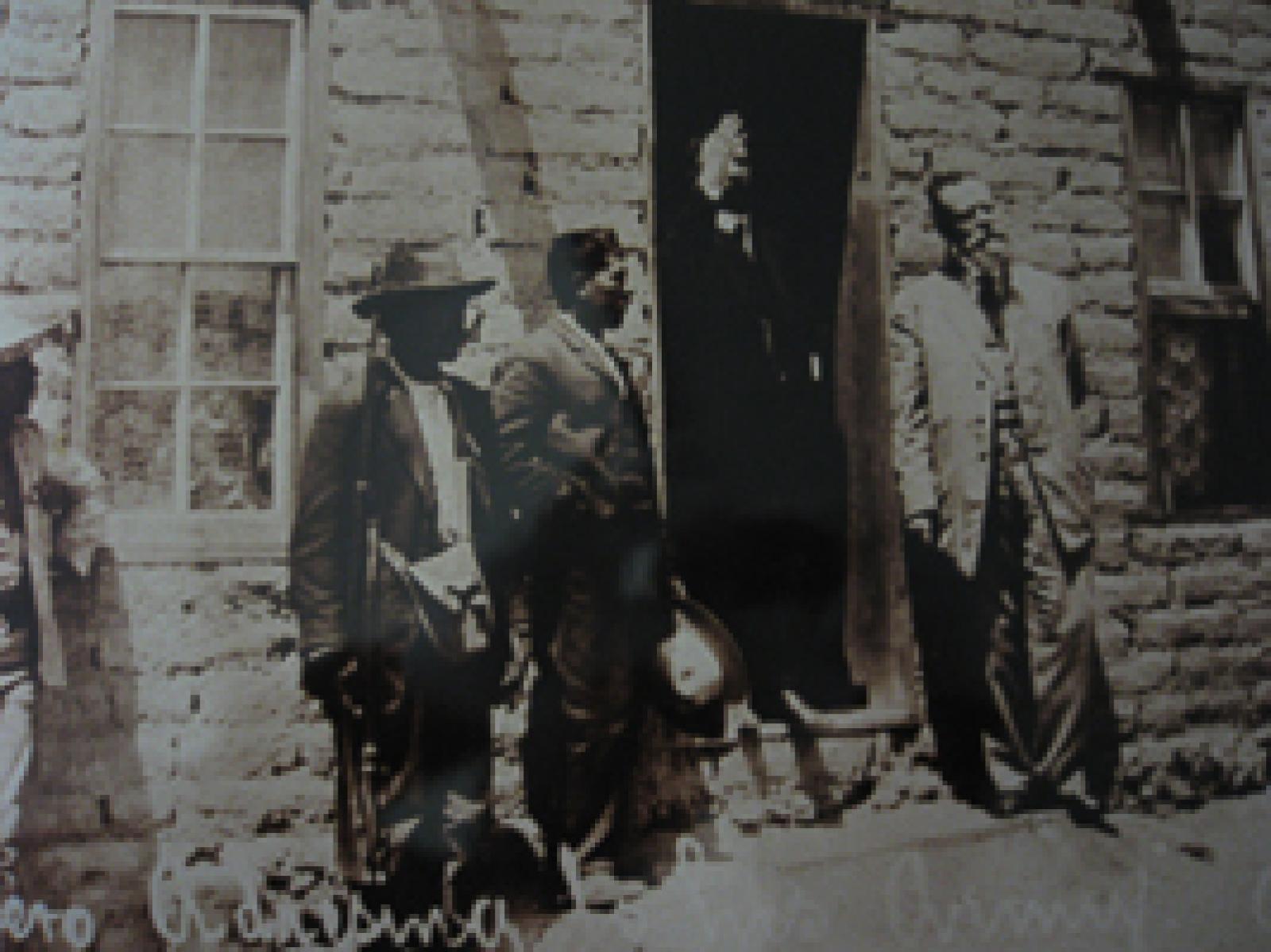Don Francisco I. Madero arengando a sus tropas en el campamento revolucionario de Ciudad Juárez, a su izquierda, don Venustiano Carranza.