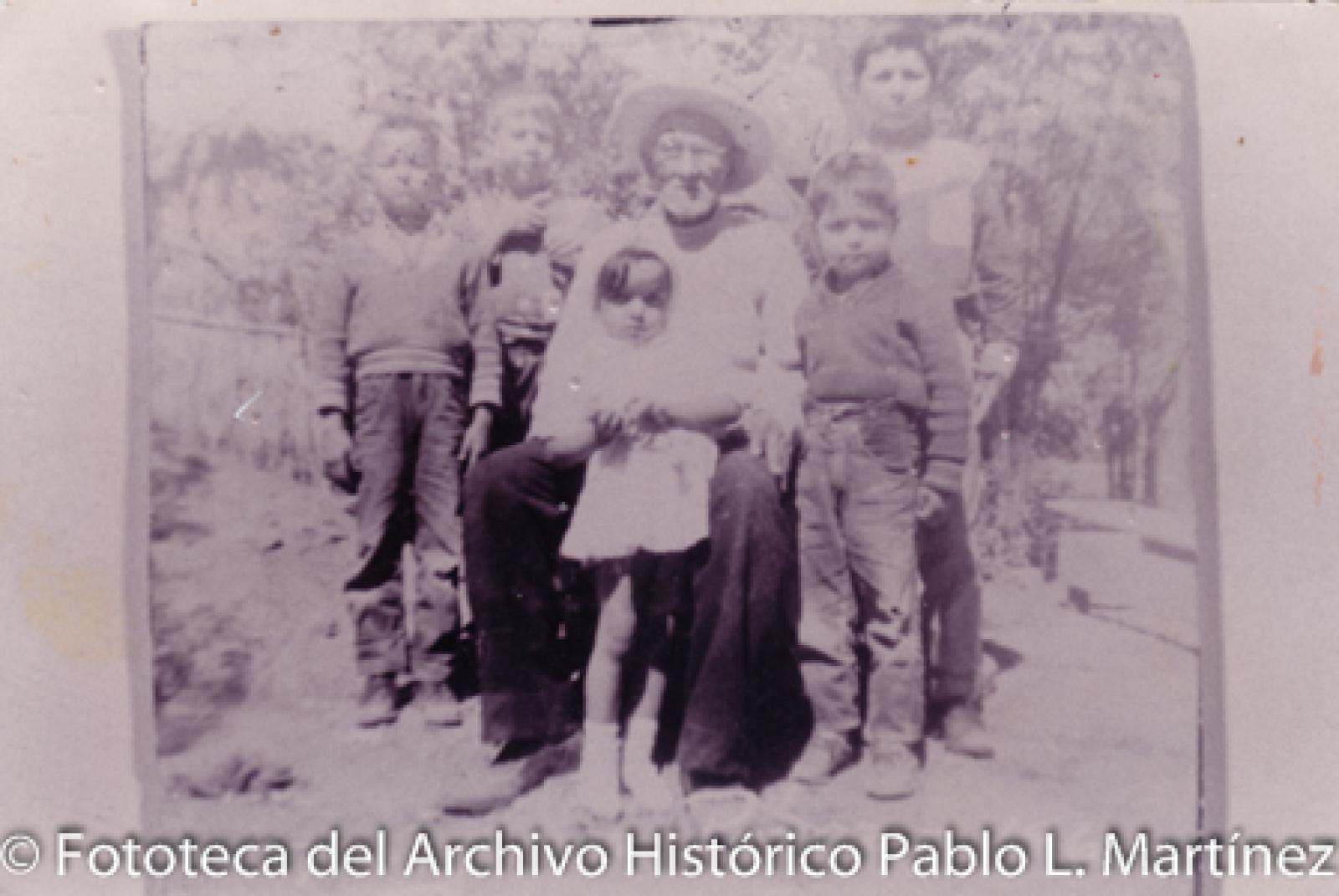 “Don Juan Pérez” y niños, retrato