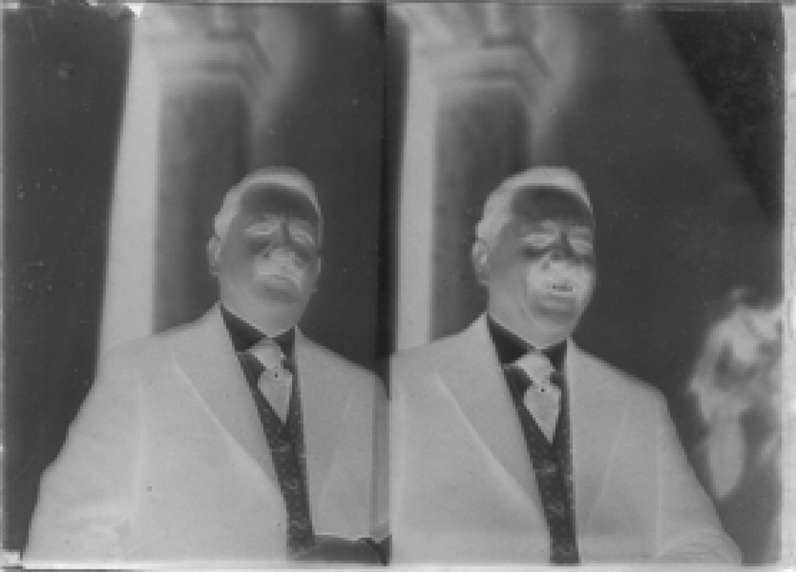 Dos imágenes de hombre sonriente.