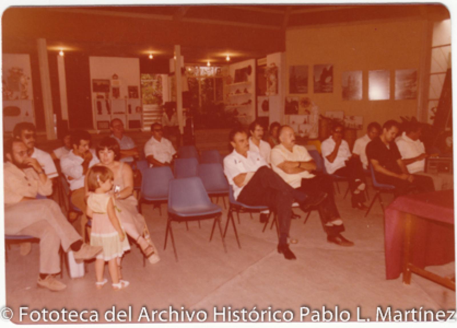 Dr. Francisco Carballo entre público, retrato