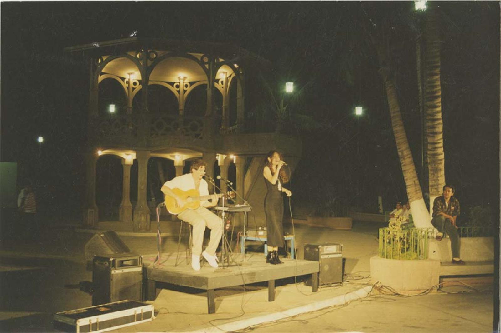 Dúo musical, frente a kiosco.