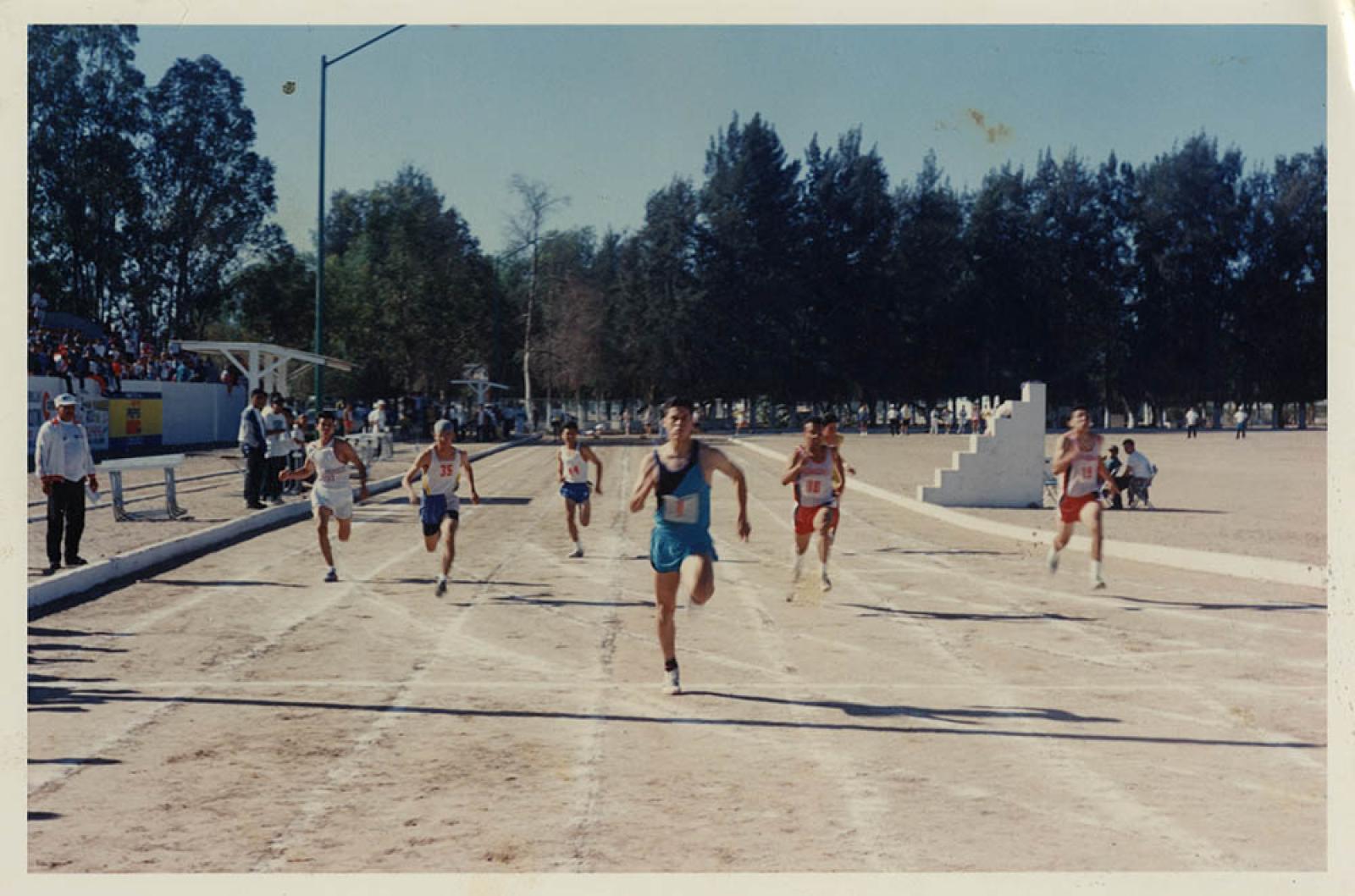 “Ebener Dueñas” rebasa a competidores en prueba de carreras.