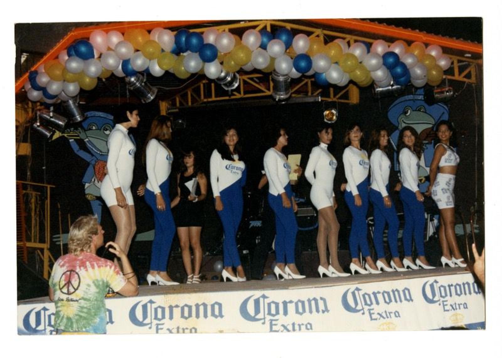 Edecanes de la Corona en evento social.