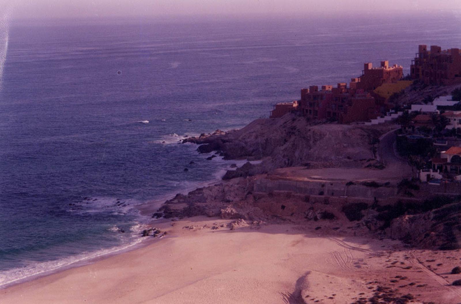 Edificaciones en zona rocosa, con vista hacia el mar.