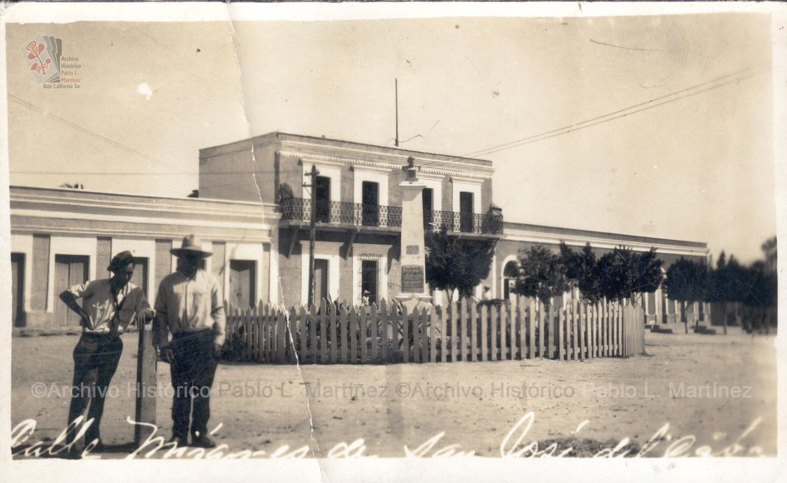 Edificio Almacenes Canseco, frente al Palacio Municipal en San José del Cabo, Baja California.