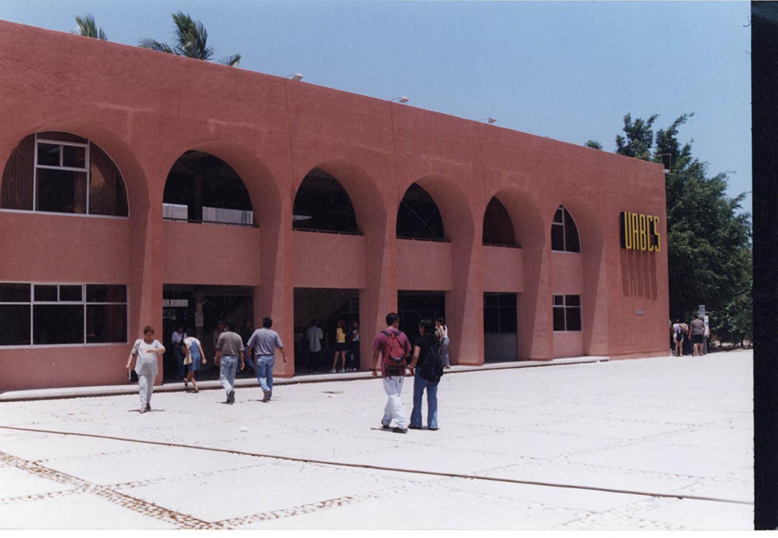 Edificio Central de la Universidad Autónoma de Baja California Sur.