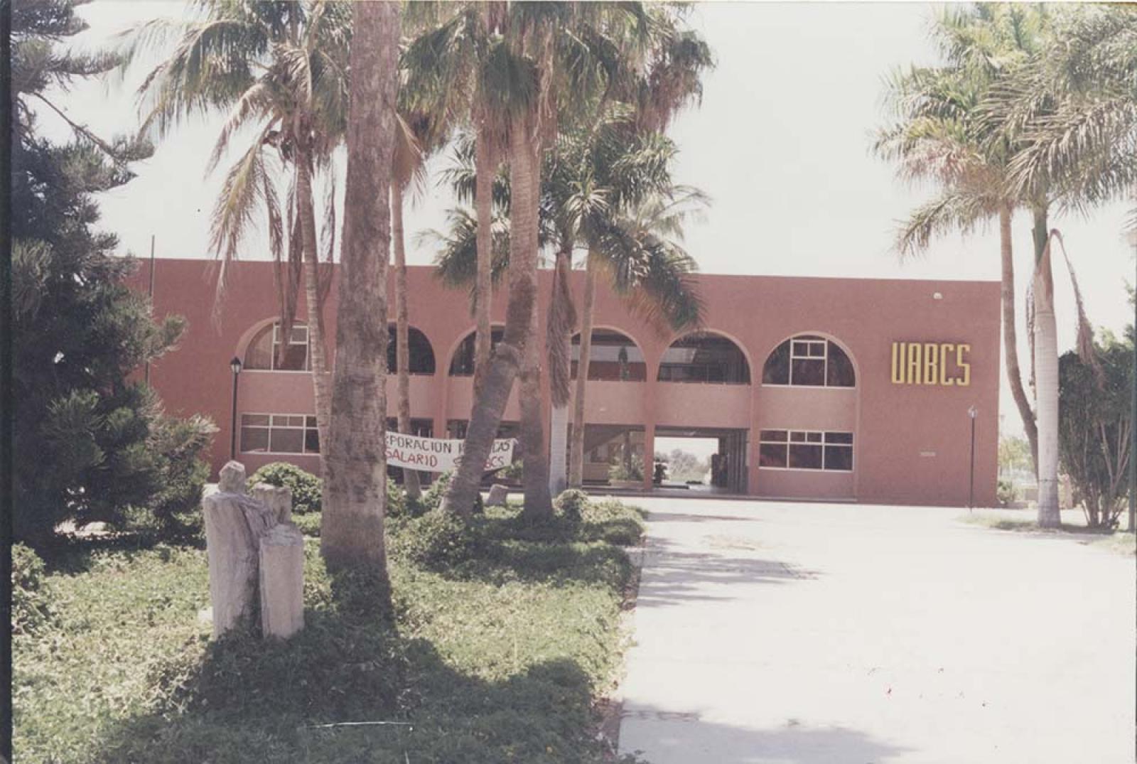 Edificio Central de la Universidad Autónoma de Baja California Sur.