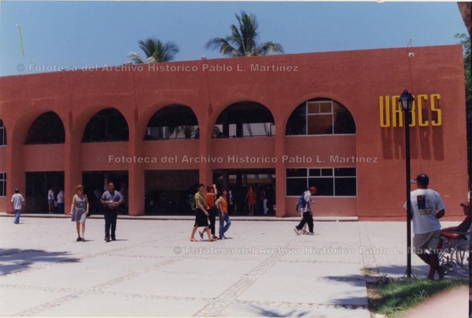 Edificio Central y explanada de la Universidad Autónoma de Baja California Sur.