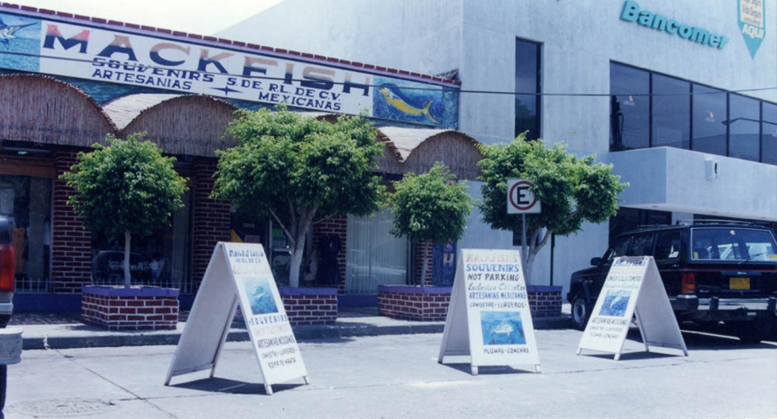 Edificio de Bancomer y tienda de artesanías Mackfish sobre la calle 16 de Septiembre, La Paz.