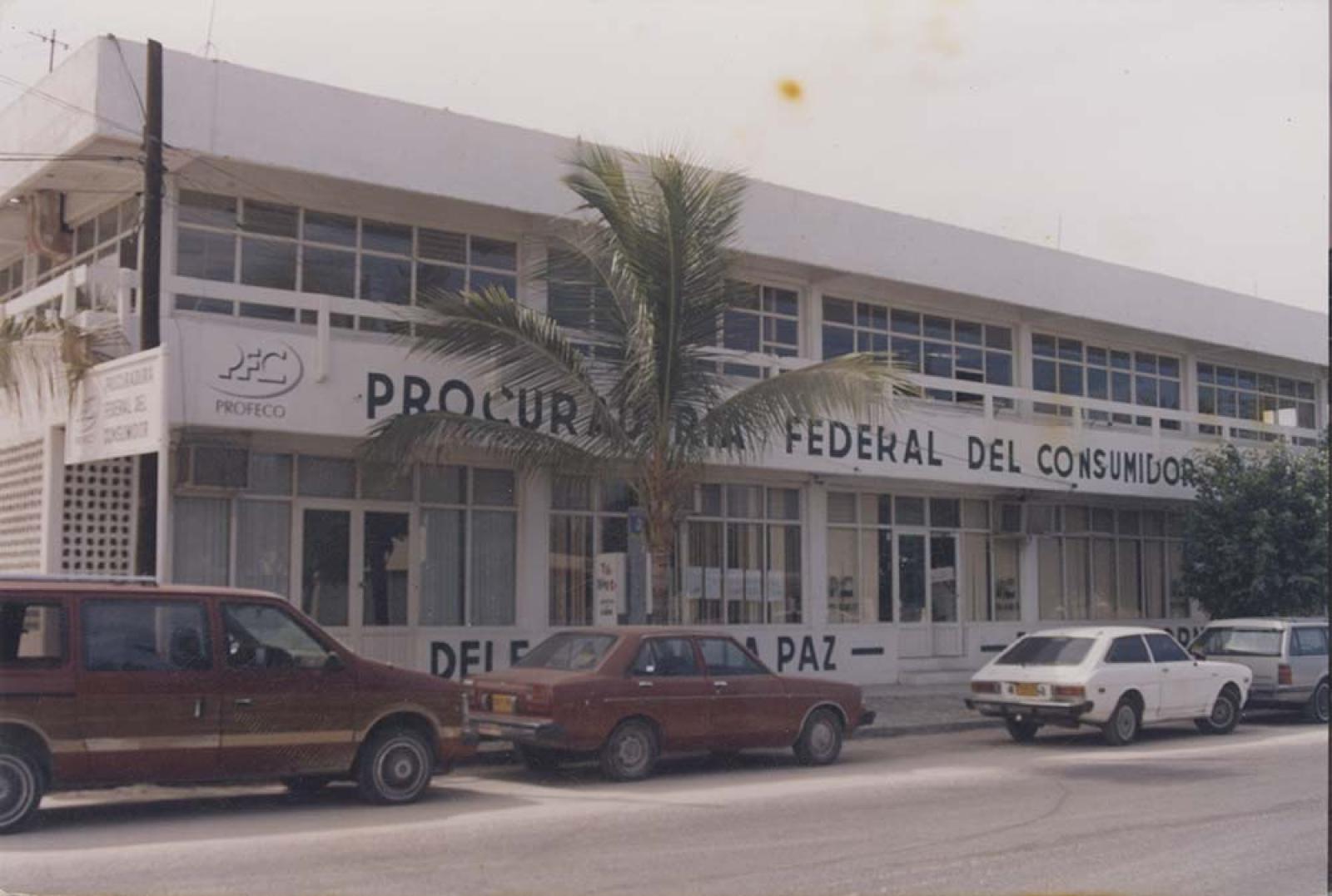 Edificio de la Procuraduría Federal del Consumidor, sobre la calle Jalisco. La Paz, Baja California Sur.