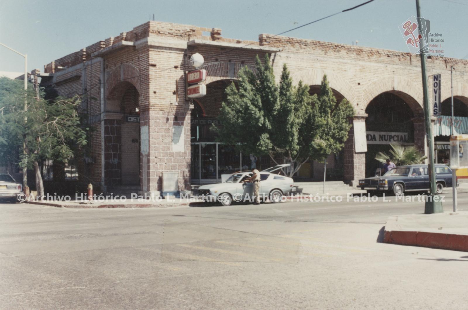Edificio de negocios, ubicado  entre las calles Madero y 5 de Mayo. La Paz, Baja Califronia Sur.