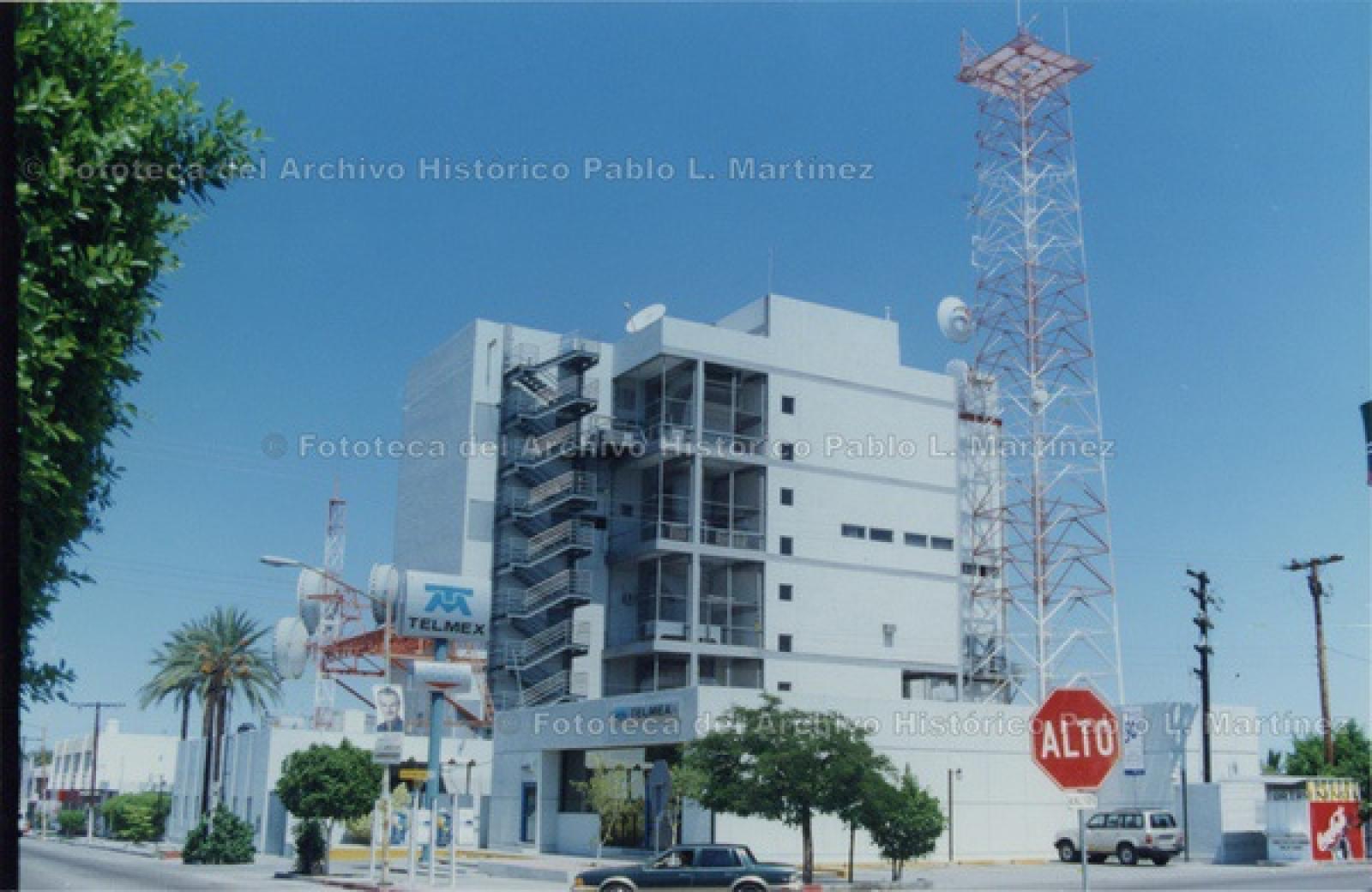 Edificio de Telmex, entre las calles Nicolás Bravo y Valentín Gómez Farías.